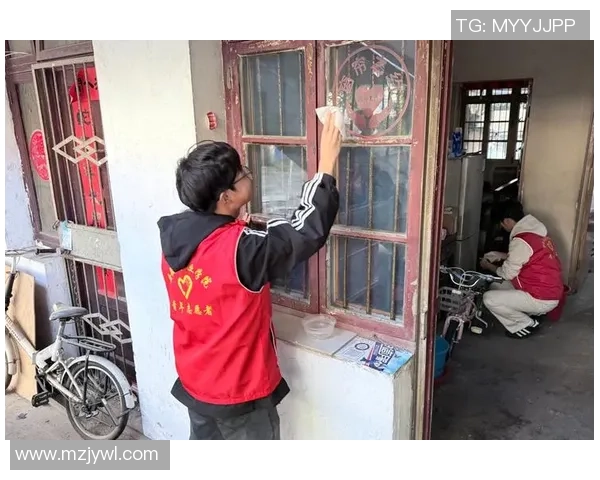 足球明星走进社区关爱困难家庭传递温暖与希望